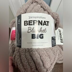 Bernat Big Blanket Yarn Taupe Gray 32yds 10.5 oz 100% Polyester